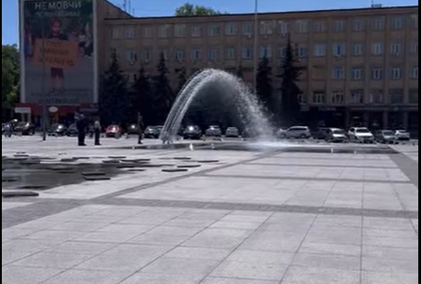На Серой площади впервые за долгое время запускают фонтан: дети уже купаются (видео) На Серой площади впервые за долгое время запускают фонтан: дети уже купаются (видео)