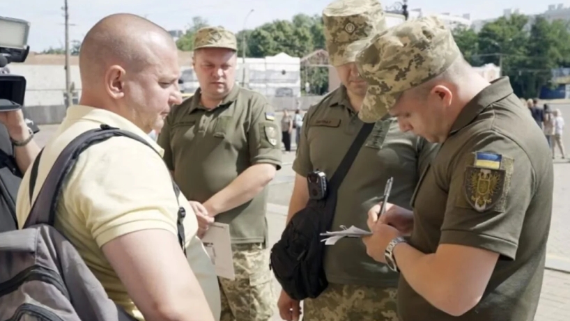 Работник ТЦК должен поймать 12 человек за день, – нардеп Работник ТЦК должен поймать 12 человек за день, – нардеп