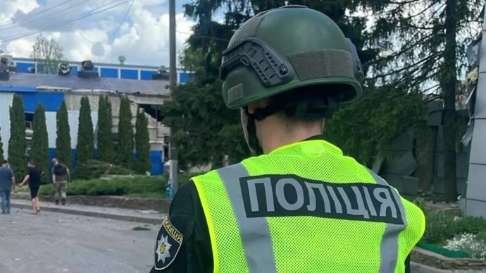 Військовий стріляв біля житлового будинку та підірвав гранату у Харкові (відео) Військовий стріляв біля житлового будинку та підірвав гранату у Харкові (відео)