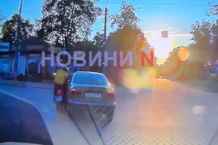 Автомобіль збив мопедиста у центрі Миколаєва: на відео потрапив момент аварії Автомобіль збив мопедиста у центрі Миколаєва: на відео потрапив момент аварії