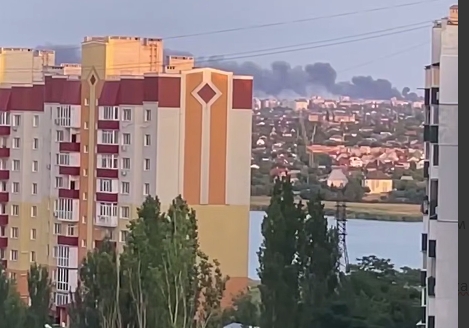 В Николаеве — огромный столб дыма (видео) В Николаеве — огромный столб дыма (видео)