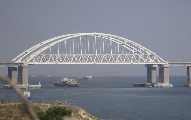 Обломки упали на дорогу: РФ заявила об атаке дронов возле Крымского моста Обломки упали на дорогу: РФ заявила об атаке дронов возле Крымского моста