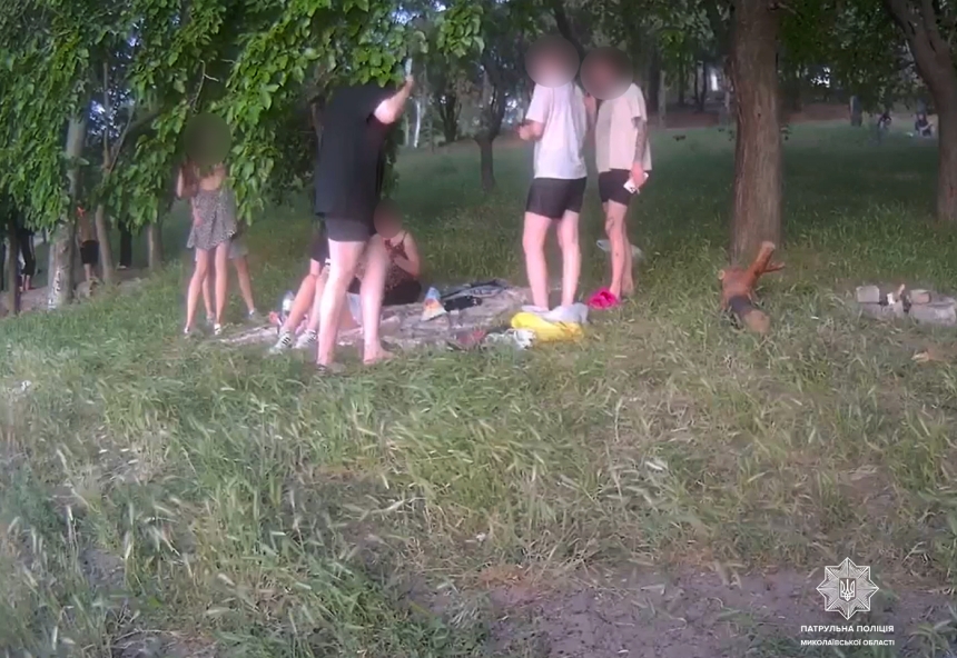 Слухала російську музику на пляжі: мешканку Миколаєва притягли до відповідальності Слухала російську музику на пляжі: мешканку Миколаєва притягли до відповідальності