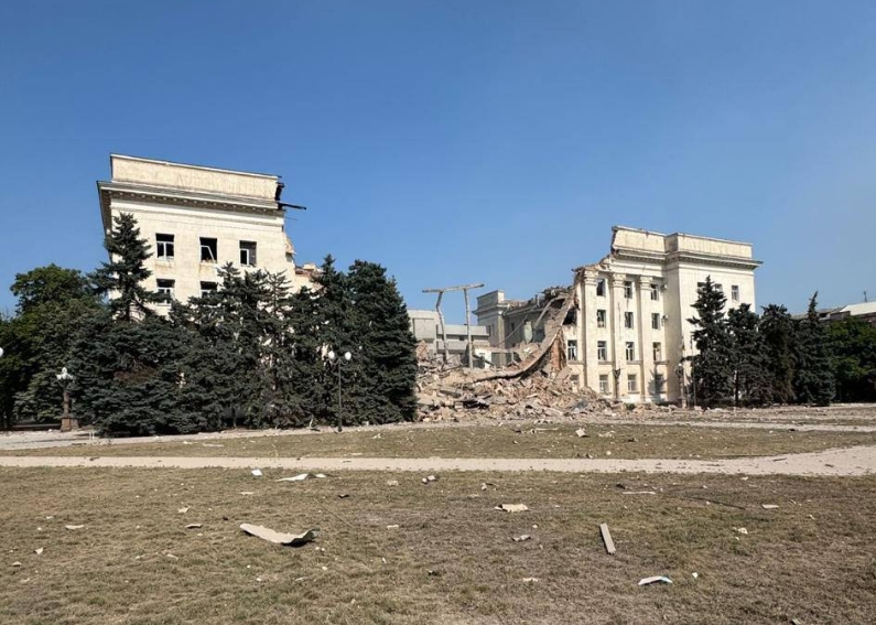 Россияне сбросили бомбы на Херсонскую ОВА, здание полностью разрушено: видео момента удара Россияне сбросили бомбы на Херсонскую ОВА, здание полностью разрушено: видео момента удара