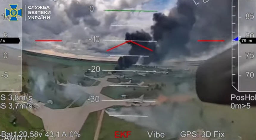 СБУ показала унікальне відео удару FPV-дрона по Ту-22М3 на аеродромі «Бєлая» СБУ показала унікальне відео удару FPV-дрона по Ту-22М3 на аеродромі «Бєлая»