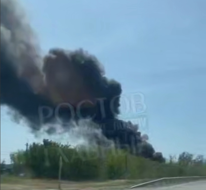 В Ростовской области вспыхнул склад с деталями для дронов (фото, видео) В Ростовской области вспыхнул склад с деталями для дронов (фото, видео)