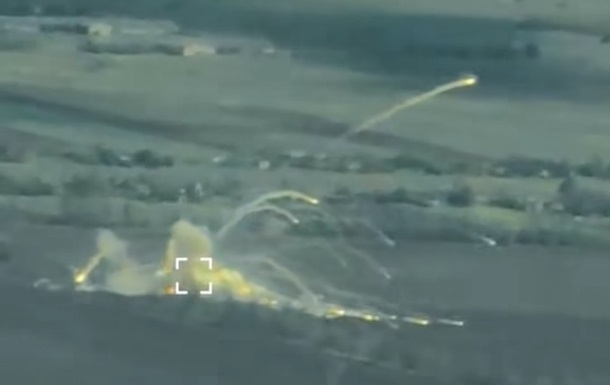 ЗСУ спалили російський Бук-М3 із боєкомплектом (відео) ЗСУ спалили російський Бук-М3 із боєкомплектом (відео)
