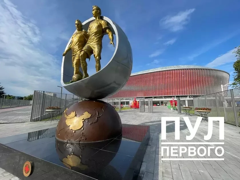 Лукашенко хоче встановити пам'ятник Сі Цзіньпіну у Мінську Лукашенко хоче встановити пам'ятник Сі Цзіньпіну у Мінську