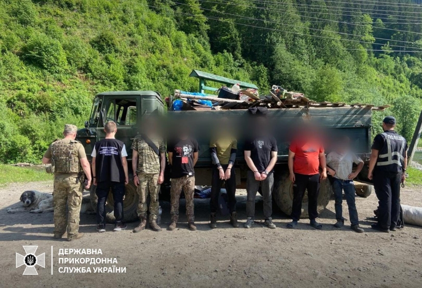 В Украине задержали «пастухов» - прятались среди коз и свиней ради побега в Румынию В Украине задержали «пастухов» - прятались среди коз и свиней ради побега в Румынию