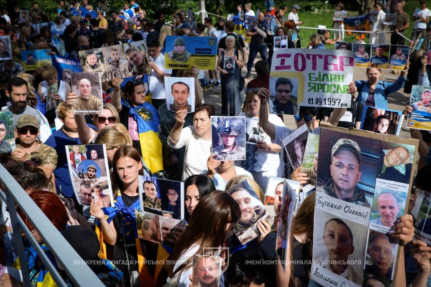 Обмін полоненими: миколаївські морпіхи повернулися до України (фото) Обмін полоненими: миколаївські морпіхи повернулися до України (фото)