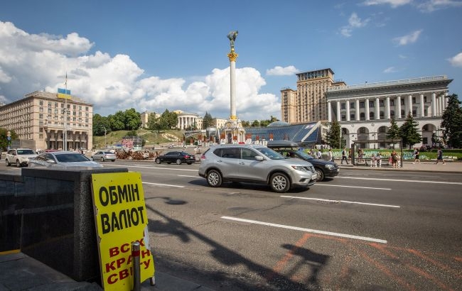 Грабеж по сценарию: в центре Киева из авто обменника украли 15 млн гривен Грабеж по сценарию: в центре Киева из авто обменника украли 15 млн гривен