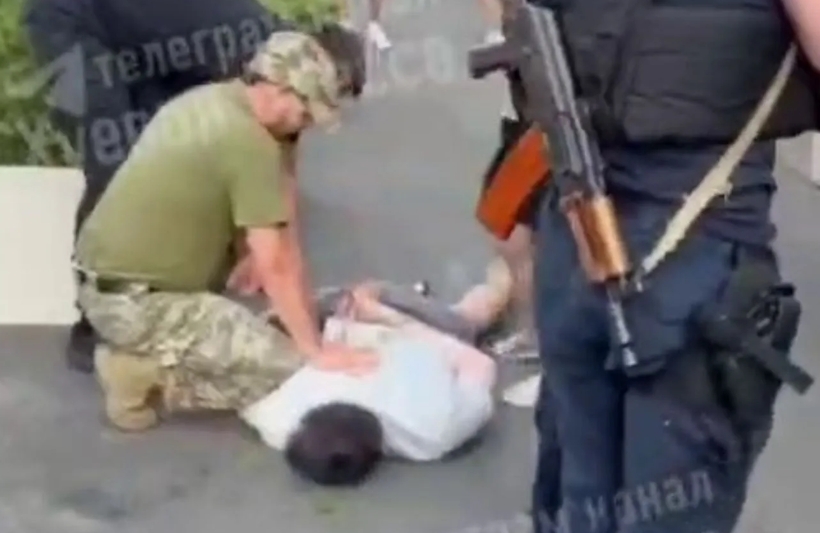 В Одессе мужчина ударил ножом сотрудника ТЦК, - СМИ (видео) В Одессе мужчина ударил ножом сотрудника ТЦК, - СМИ (видео)