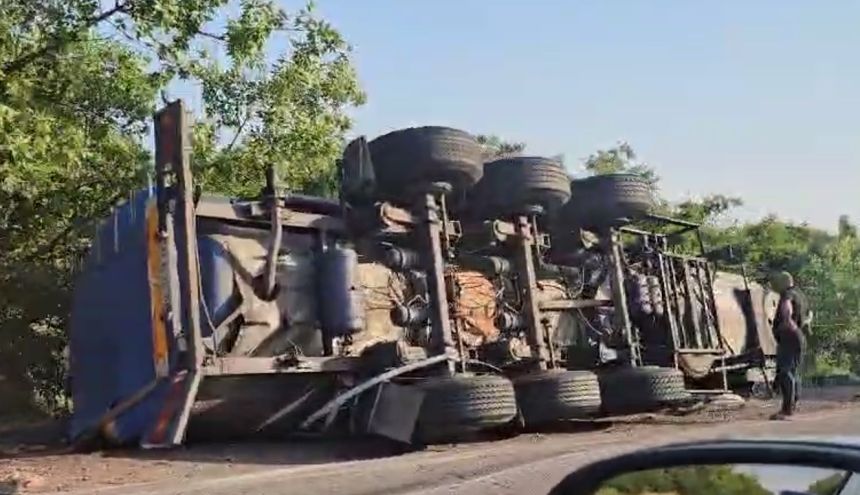 Тягач с полуприцепом перевернулся на трассе под Николаевом (видео) Тягач с полуприцепом перевернулся на трассе под Николаевом (видео)