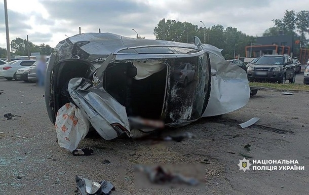 В Полтаве Tesla врезалась в парковку, есть пострадавшие В Полтаве Tesla врезалась в парковку, есть пострадавшие