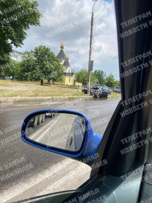 Mazda вылетела с дороги и врезалась в столб после аварии с Nissan: есть пострадавший Mazda вылетела с дороги и врезалась в столб после аварии с Nissan: есть пострадавший