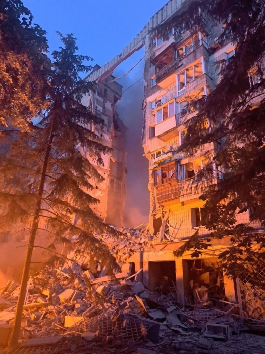 Нічна масована атака на Київ: зруйновано багатоповерхівки, багато загиблих і поранених Нічна масована атака на Київ: зруйновано багатоповерхівки, багато загиблих і поранених