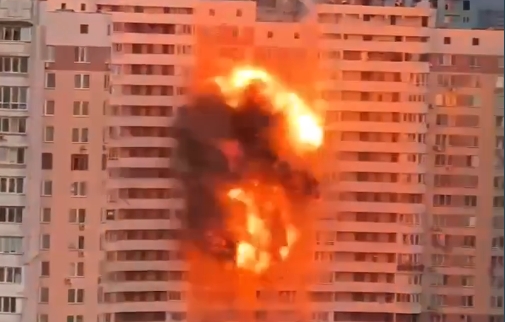 Появилось видео прямого попадания дрона в многоэтажку в Киеве Появилось видео прямого попадания дрона в многоэтажку в Киеве