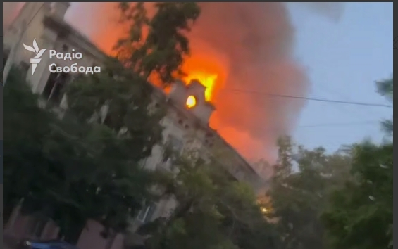 Появилось видео момента удара беспилотника в Одессе Появилось видео момента удара беспилотника в Одессе