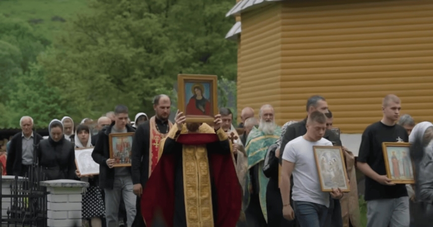 На Буковині штурмували храм із ломами та сокирами На Буковині штурмували храм із ломами та сокирами
