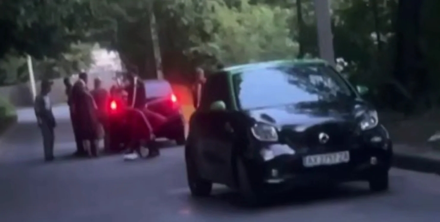 Співробітники ТЦК жорстко затримали чоловіка: на відео чути звуки електрошокера Співробітники ТЦК жорстко затримали чоловіка: на відео чути звуки електрошокера