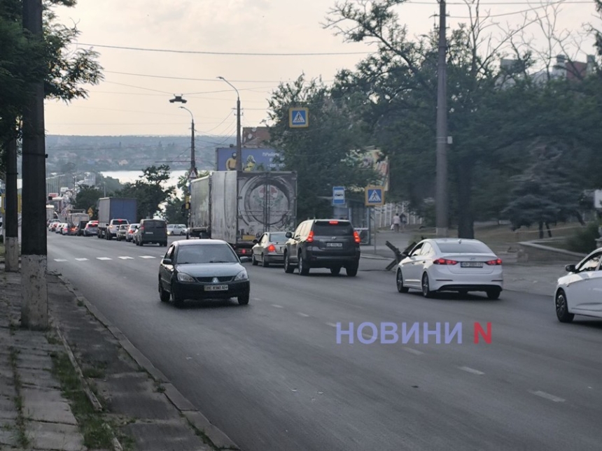 Перед мостом у Миколаєві сильний затор – вулиця «майже стоїть» Перед мостом у Миколаєві сильний затор – вулиця «майже стоїть»
