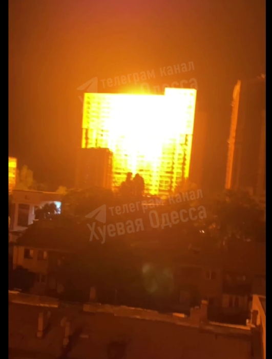 Появилось видео момента прилёта в жилой дом в Одессе Появилось видео момента прилёта в жилой дом в Одессе