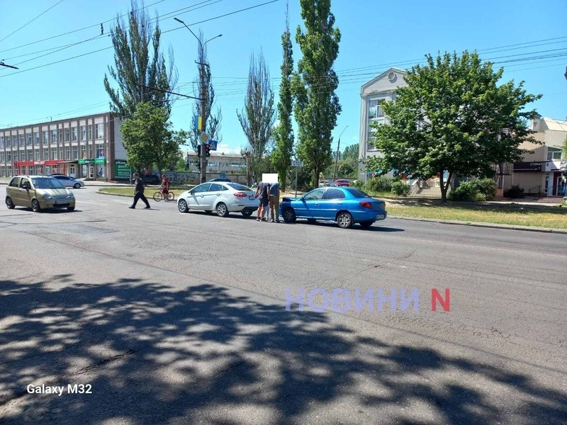 Kia «догнала» Ford на проспекте в Николаеве Kia «догнала» Ford на проспекте в Николаеве