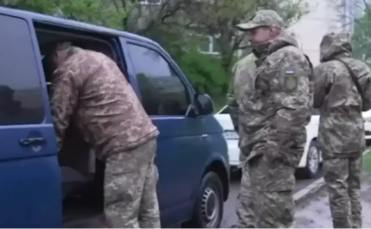 Мужчина выпал из окна после задержания сотрудниками ТЦК, его адвокату сломали ногу, — СМИ Мужчина выпал из окна после задержания сотрудниками ТЦК, его адвокату сломали ногу, — СМИ