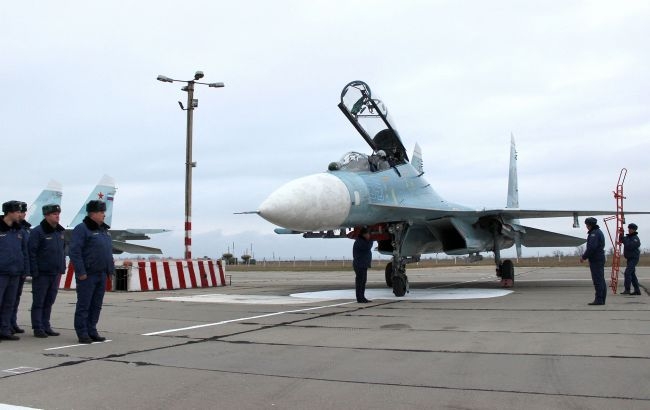В сети сообщили о «прилете» по аэродрому в Крыму В сети сообщили о «прилете» по аэродрому в Крыму