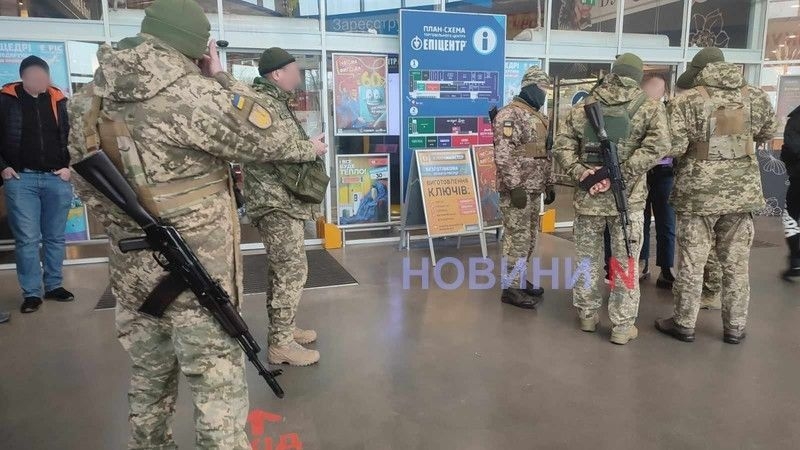 Конфлікт із ТЦК у Миколаєві: таксисти приїхали до колеги за «тривожним сигналом» (відео) Конфлікт із ТЦК у Миколаєві: таксисти приїхали до колеги за «тривожним сигналом» (відео)