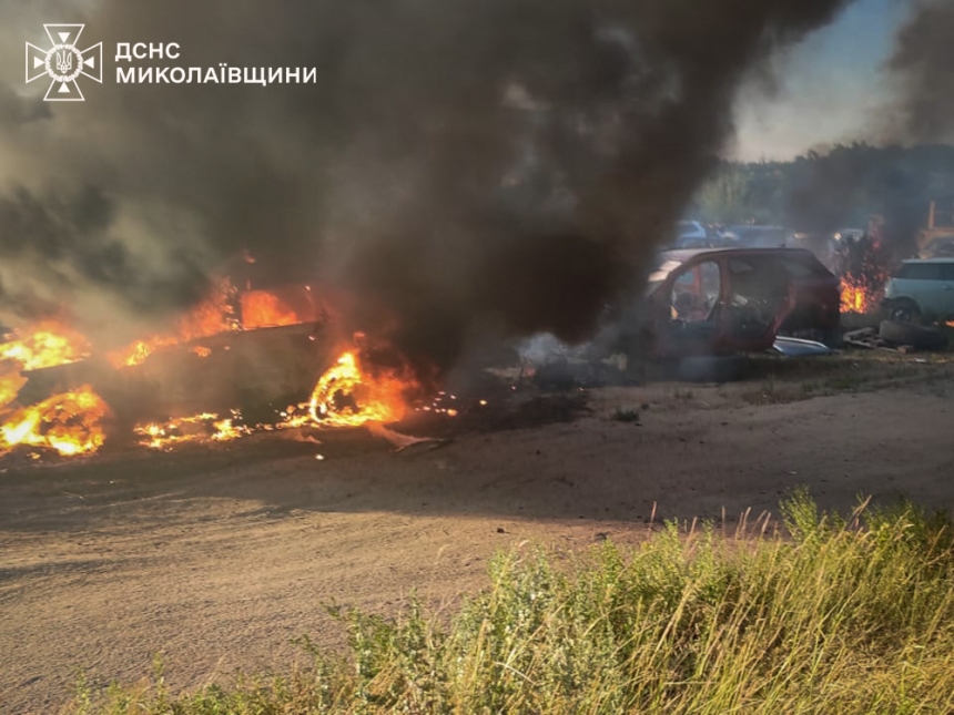 Горели 4 автомобиля и здание предприятия в Николаевской области (фото) Горели 4 автомобиля и здание предприятия в Николаевской области (фото)