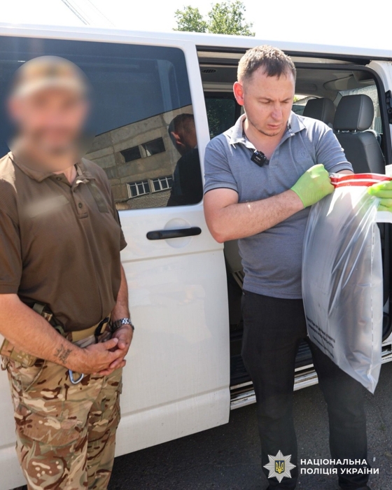 В Николаеве обворовали военного, разбив в машине стекло (видео) В Николаеве обворовали военного, разбив в машине стекло (видео)