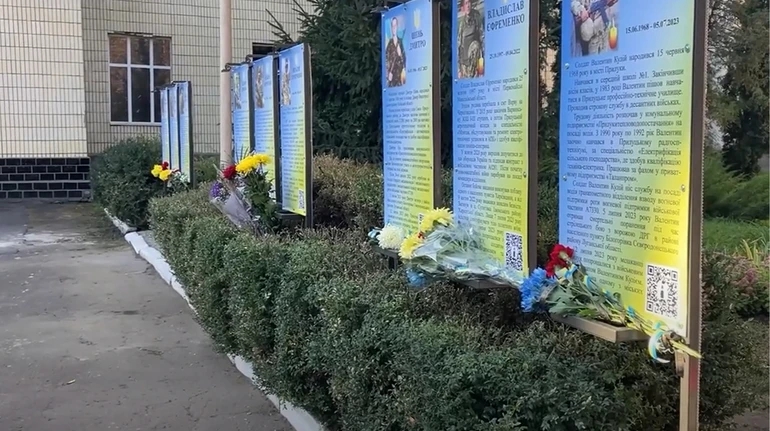 Школярка співала російською біля меморіалу загиблим українським військовим: поліція втрутилася (відео) Школярка співала російською біля меморіалу загиблим українським військовим: поліція втрутилася (відео)