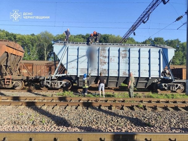 Двох підлітків вразило струмом на даху поїзда: 15-річний хлопець помер Двох підлітків вразило струмом на даху поїзда: 15-річний хлопець помер