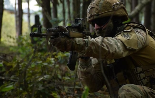 Бійці ССО провели блискавичний наліт на позицію ворога біля кордону з РФ (відео) Бійці ССО провели блискавичний наліт на позицію ворога біля кордону з РФ (відео)