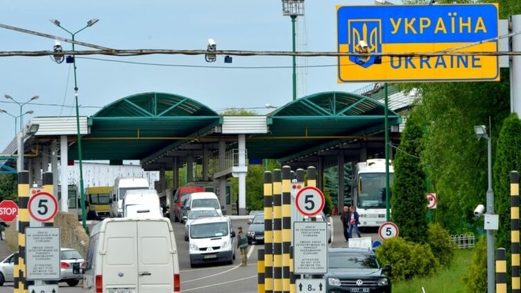 Чоловіки виїжджають за кордон під виглядом діячів культури: скільки не повернулося Чоловіки виїжджають за кордон під виглядом діячів культури: скільки не повернулося