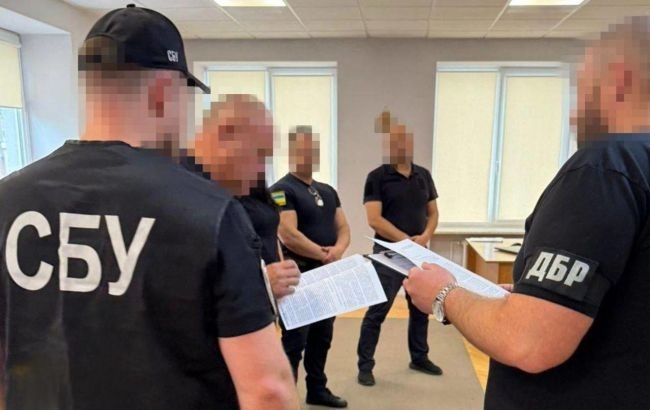 Велика чистка на митниці: у чотирьох регіонах України пройшли обшуки, правоохоронці розкрили схеми Велика чистка на митниці: у чотирьох регіонах України пройшли обшуки, правоохоронці розкрили схеми