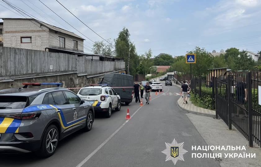 Мікроавтобус на смерть збив дитину під Києвом: водій залишив його на узбіччі Мікроавтобус на смерть збив дитину під Києвом: водій залишив його на узбіччі