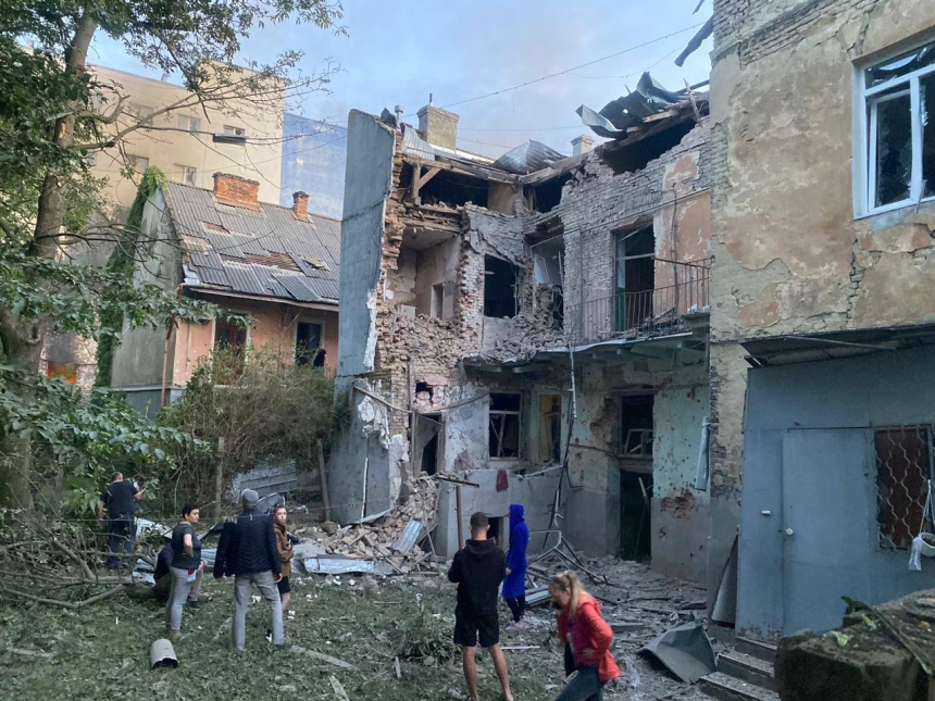 Львов, Луцк, Черновцы: ночью россияне атаковали города западной Украины, есть погибшие (фото) Львов, Луцк, Черновцы: ночью россияне атаковали города западной Украины, есть погибшие (фото)