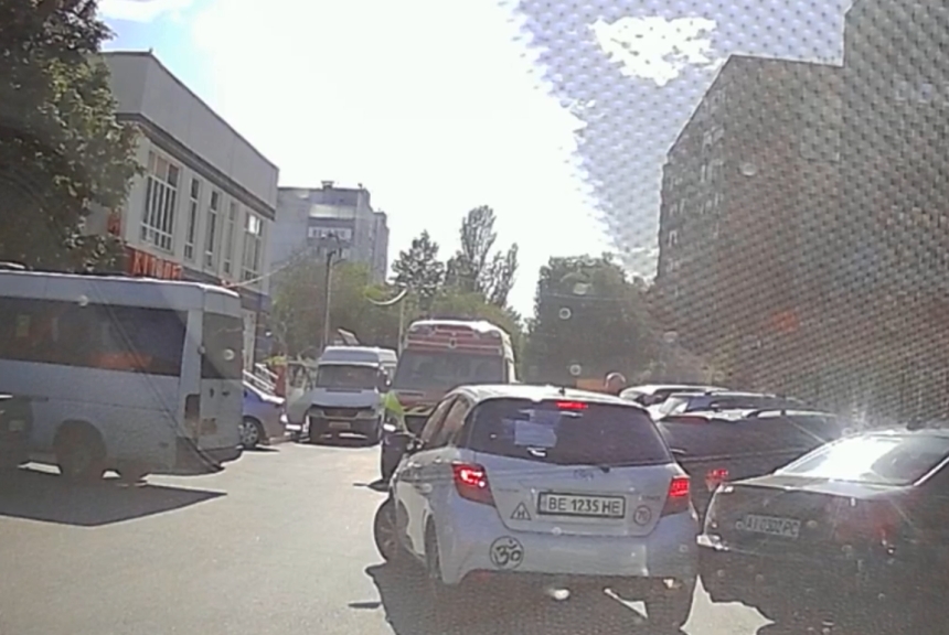 Винуватець ДТП втік з місця події у Миколаєві (відео) Винуватець ДТП втік з місця події у Миколаєві (відео)