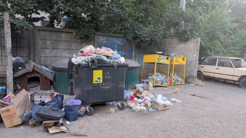 На дві багатоповерхівки в Миколаєві залишили лише один контейнер для сміття – мешканці незадоволені На дві багатоповерхівки в Миколаєві залишили лише один контейнер для сміття – мешканці незадоволені