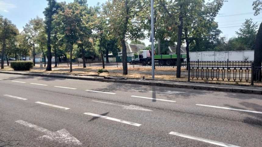 Чугунный забор полностью демонтируют с проспекта Центрального в Николаеве Чугунный забор полностью демонтируют с проспекта Центрального в Николаеве