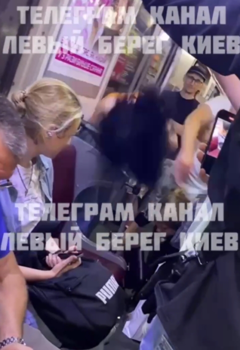 Бажала смерті хохлам: антиукраїнські гасла в метро закінчилися побиттям (відео) Бажала смерті хохлам: антиукраїнські гасла в метро закінчилися побиттям (відео)