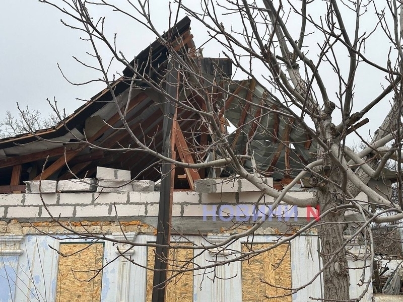 Враг атаковал села в Николаевской области: повреждены дома, произошёл пожар Враг атаковал села в Николаевской области: повреждены дома, произошёл пожар