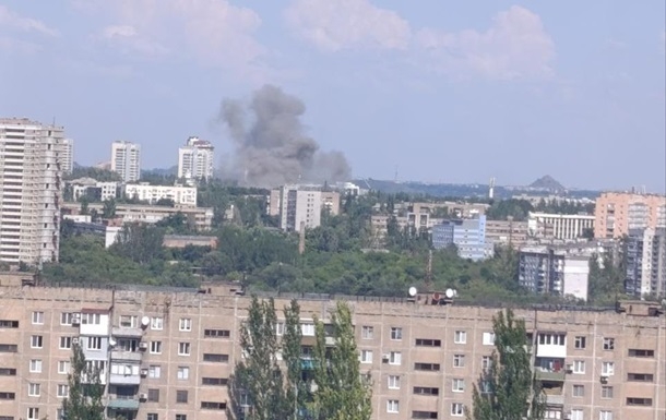 Соцсети сообщили о «прилёте» в центре Донецка (видео) Соцсети сообщили о «прилёте» в центре Донецка (видео)