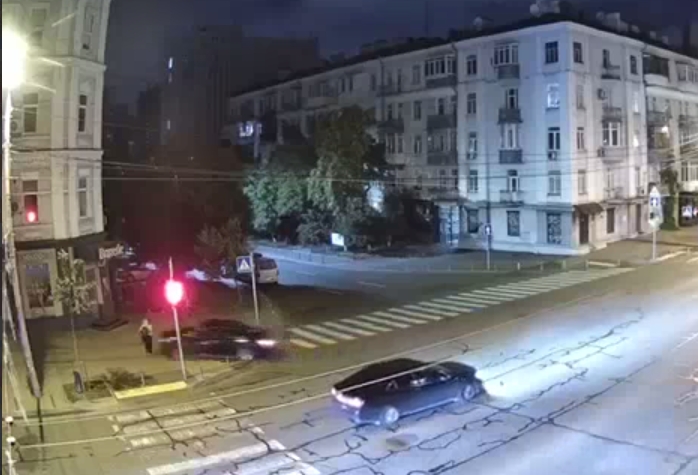 Співробітник прокуратури збив жінку на тротуарі у Києві та втік (відео) Співробітник прокуратури збив жінку на тротуарі у Києві та втік (відео)