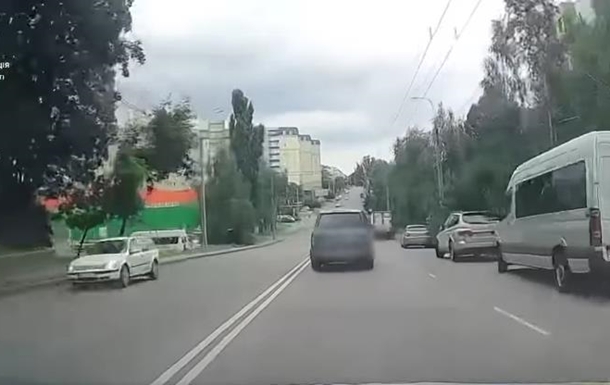 В Ровно пьяный водитель врезался в магазин, пытаясь скрыться от патрульных В Ровно пьяный водитель врезался в магазин, пытаясь скрыться от патрульных