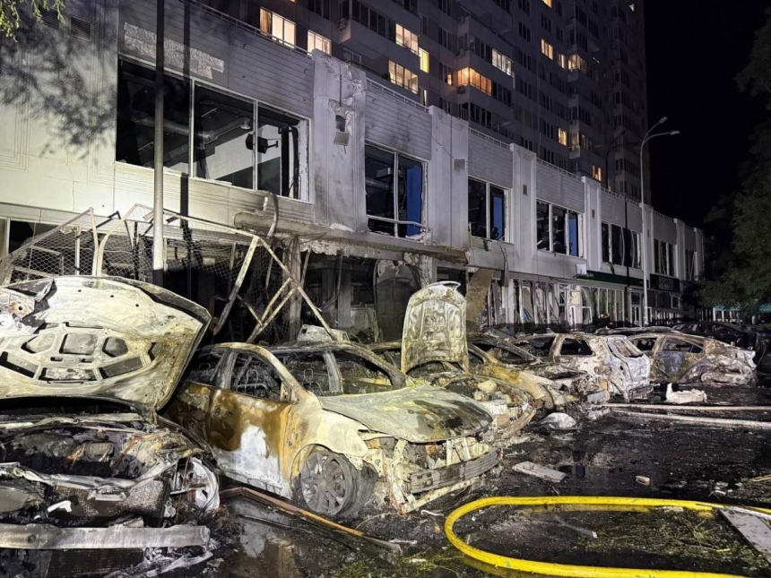 Враг атаковал Одессу дронами: горели авто, повреждены многоэтажки (фото) Враг атаковал Одессу дронами: горели авто, повреждены многоэтажки (фото)