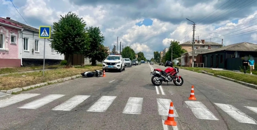 Пенсионерка на мопеде сбила байкера Пенсионерка на мопеде сбила байкера