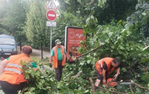 Из-за непогоды в Киеве пострадали пятеро человек Из-за непогоды в Киеве пострадали пятеро человек